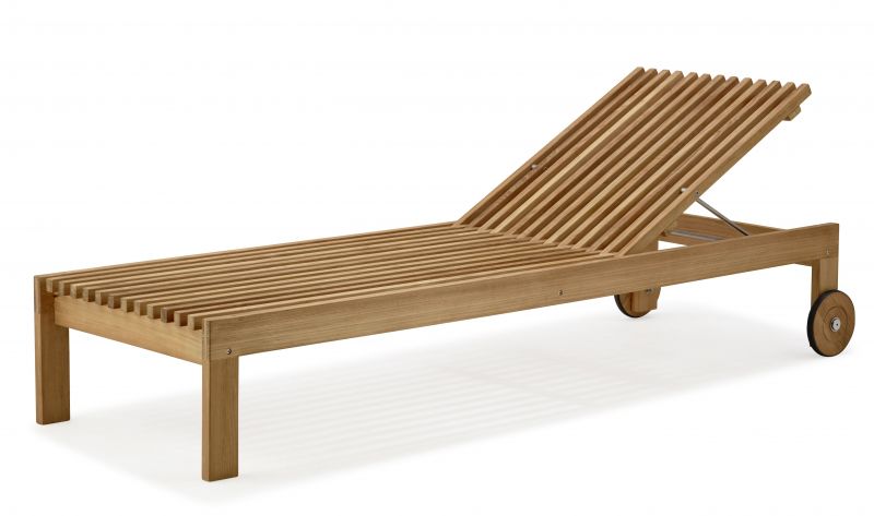 Amaze Sonnenliege von Cane-Line aus Teakholz mit verstellbarer Rückenlehne und Rädern.
